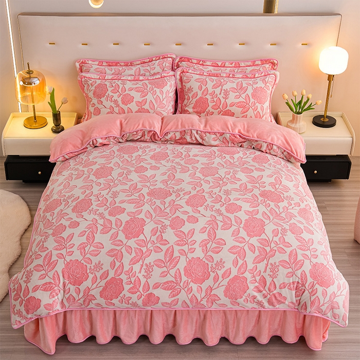 91家纺网 家纺一手货源 找家纺 赫本家纺  2025新品8-9斤爆品牛奶绒四件套床裙款金雕绒法莱绒四套件 爱意浓-粉