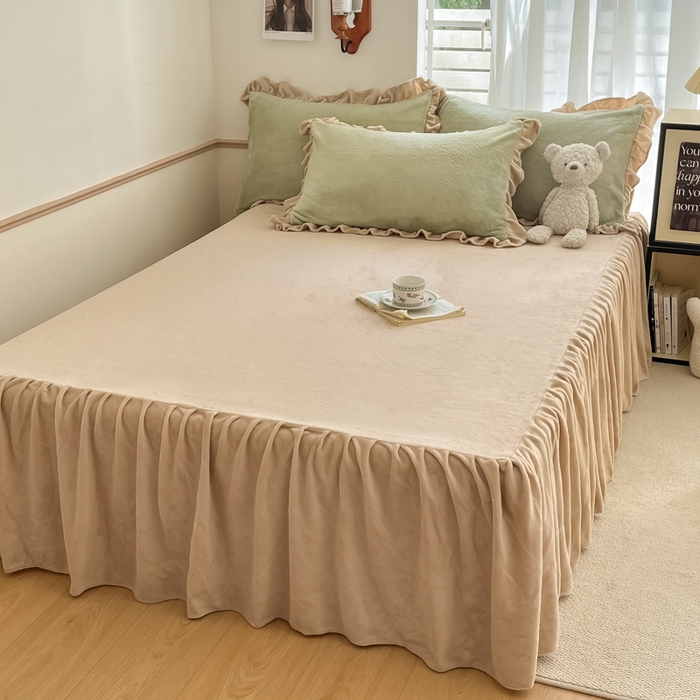 91家纺网 家纺一手货源 找家纺 星座家纺 2025新款牛奶绒花边床裙款四件套 床裙款-淡雅绿＋奶咖