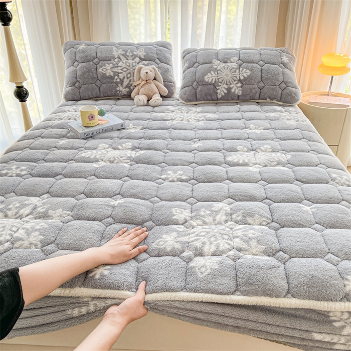 91家纺网 家纺一手货源 找家纺 雯豆家纺 2024冬款新品泰迪绒夹棉床笠三件套北极绒床垫保护套加厚保暖床笠 泰迪绒床笠-雪花飘飘-灰