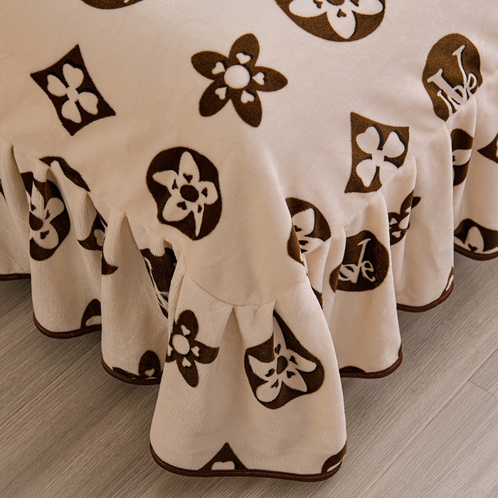 91家纺网 家纺一手货源 找家纺 赫本家纺  2025新品8-9斤爆品牛奶绒四件套床裙款金雕绒法莱绒四套件 轻奢小熊