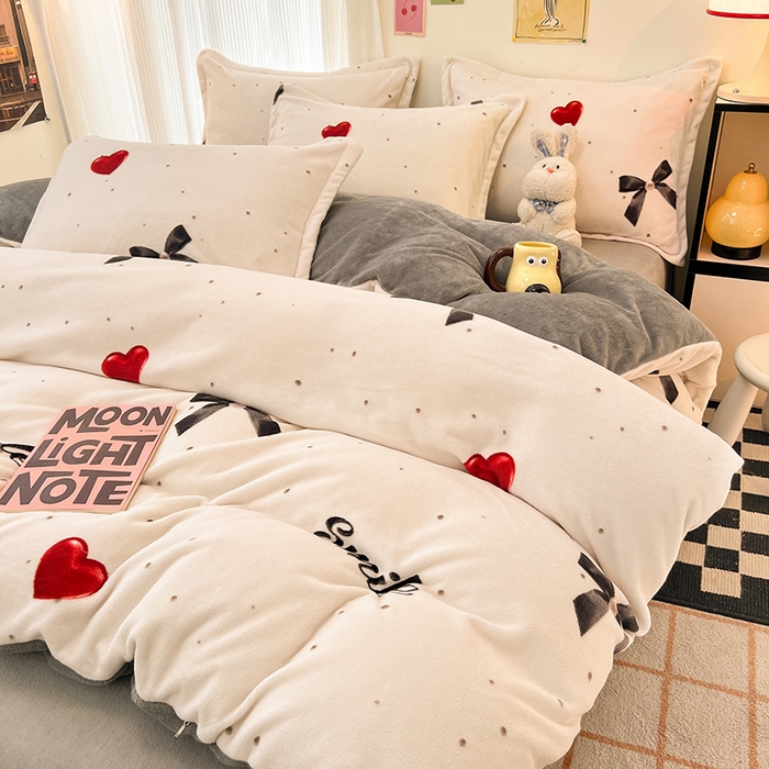 91家纺网 家纺一手货源 找家纺 2024新款A类高克重时尚风牛奶绒加厚保暖系列套件单品-四件套 爱心蝴蝶结