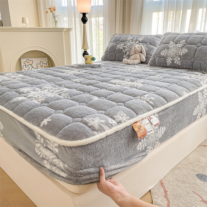 91家纺网 家纺一手货源 找家纺 雯豆家纺 2024冬款新品泰迪绒夹棉床笠三件套北极绒床垫保护套加厚保暖床笠 泰迪绒床笠-雪花飘飘-灰