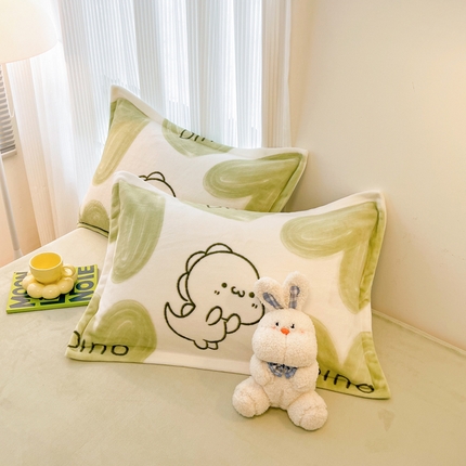 2024新款A类高克重时尚风牛奶绒加厚保暖系列--枕套 爱心小龙