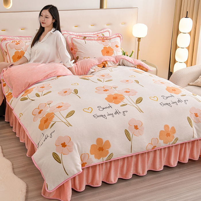 91家纺网 家纺一手货源 找家纺 赫本家纺  2025新品8-9斤爆品牛奶绒四件套床裙款金雕绒法莱绒四套件 初恋-粉