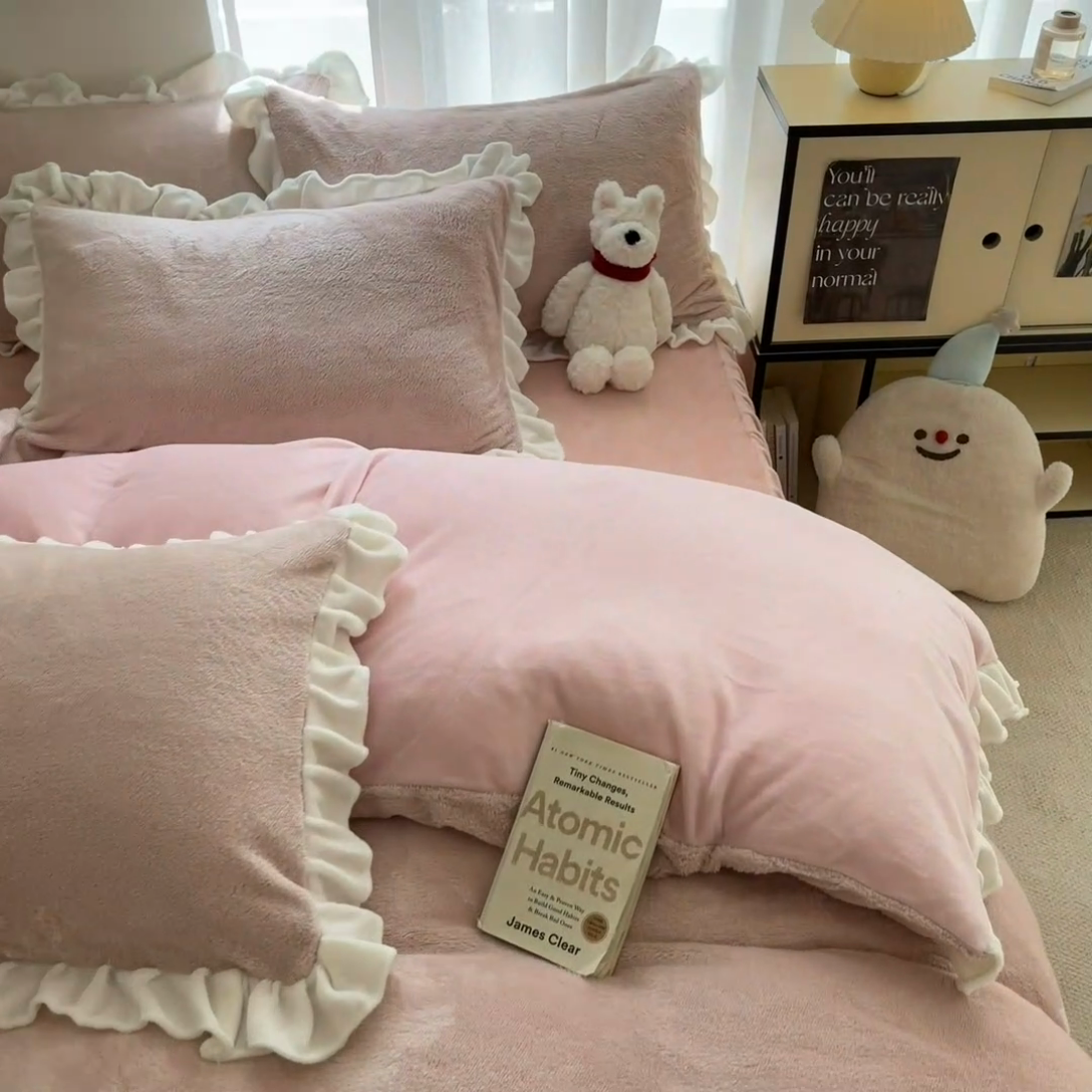 91家纺网 家纺一手货源 找家纺 星座家纺 2025新款牛奶绒花边床裙款四件套 床裙款-豆沙粉＋樱花粉