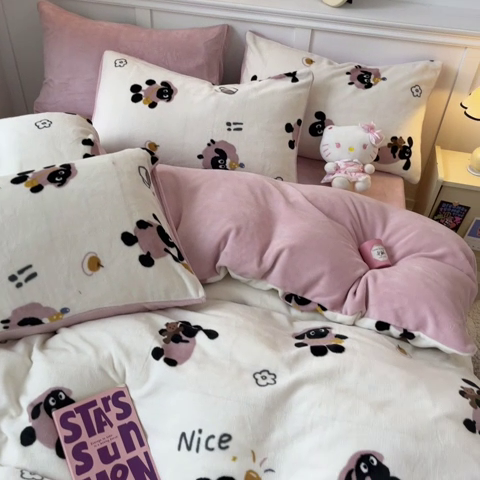 91家纺网 家纺一手货源 找家纺 桃子家居 2024新款小清新卡通加厚牛奶绒全工艺200克印花牛奶绒系列四件套 绒-小羊泡芙