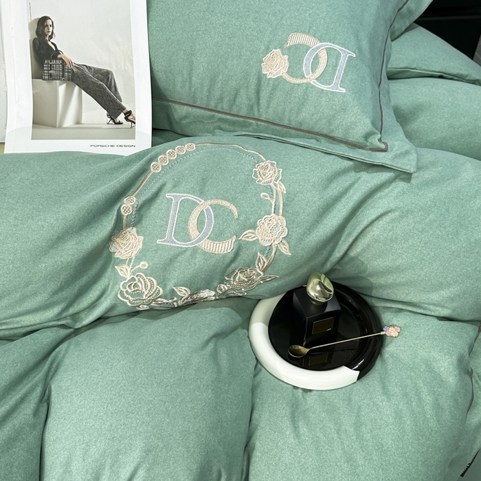 91家纺网 家纺一手货源 找家纺 梵克保罗 2024新款加厚肌理纹碳素磨毛刺绣四件套 复古绿