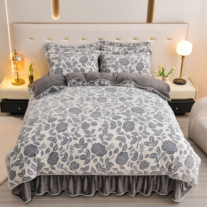 91家纺网 家纺一手货源 找家纺 赫本家纺  2025新品8-9斤爆品牛奶绒四件套床裙款金雕绒法莱绒四套件 爱意浓-灰