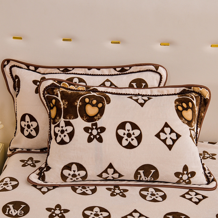 91家纺网 家纺一手货源 找家纺 赫本家纺  2025新品8-9斤爆品牛奶绒四件套床裙款金雕绒法莱绒四套件 轻奢小熊