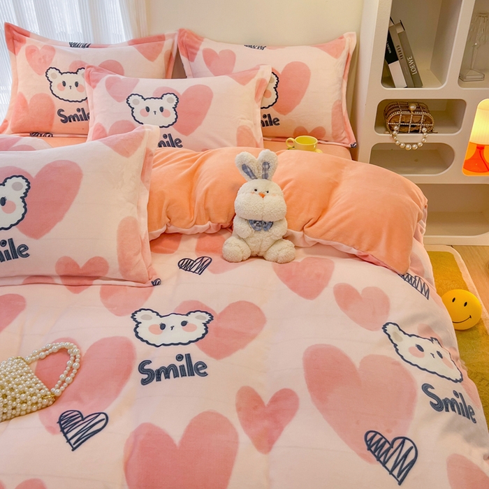 91家纺网 家纺一手货源 找家纺 2024新款A类高克重时尚风牛奶绒加厚保暖系列套件单品-四件套 波波熊粉