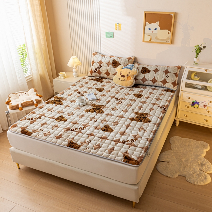 91家纺网 家纺一手货源 找家纺 卡伦家纺 2025新款A类牛奶绒夹棉加厚床垫单人双人床垫保护垫 熊熊世界