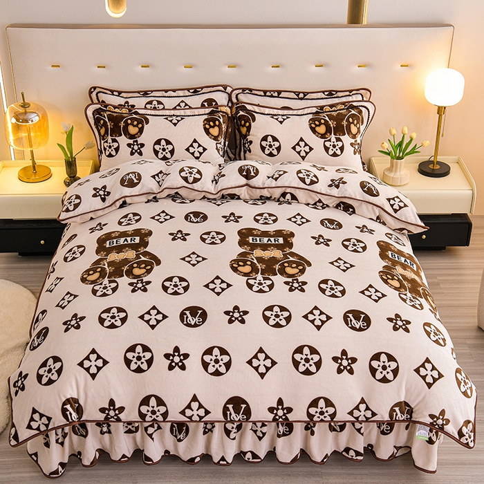 91家纺网 家纺一手货源 找家纺 赫本家纺  2025新品8-9斤爆品牛奶绒四件套床裙款金雕绒法莱绒四套件 轻奢小熊