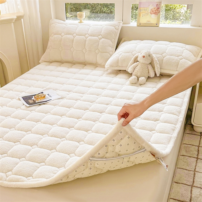 91家纺网 家纺一手货源 找家纺 雯豆家纺 2024新款泰迪绒床垫床护垫加厚北极绒床褥子印花小清新床垫子 泰迪绒床褥-奶昔白