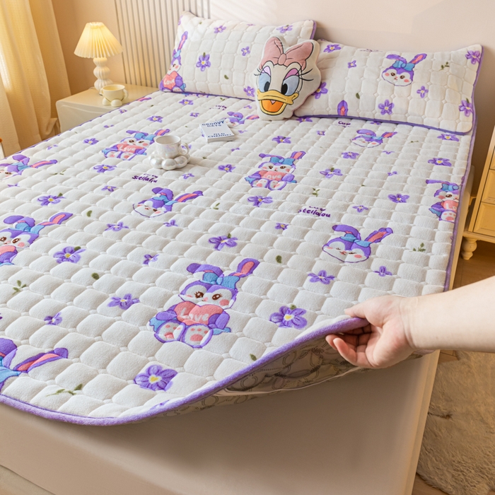 91家纺网 家纺一手货源 找家纺 卡伦家纺 2025新款A类牛奶绒夹棉加厚床垫单人双人床垫保护垫 星梦露