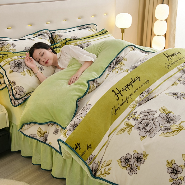 91家纺网 家纺一手货源 找家纺 赫本家纺  2025新品8-9斤爆品牛奶绒四件套床裙款金雕绒法莱绒四套件 花开绽放