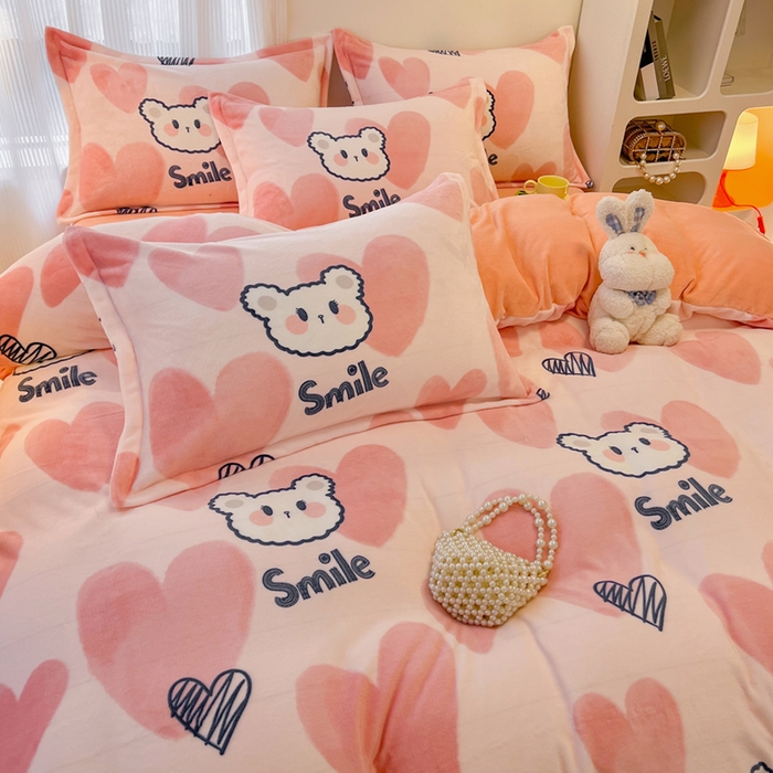 91家纺网 家纺一手货源 找家纺 2024新款A类高克重时尚风牛奶绒加厚保暖系列套件单品-被套 波波熊粉