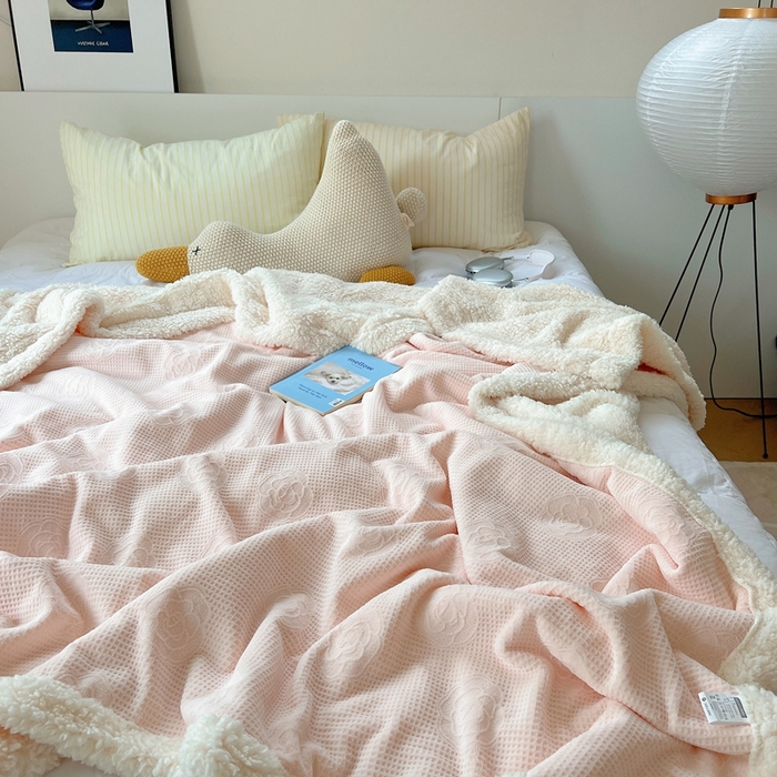 91家纺网 家纺一手货源 找家纺 六巷胡同 2024新款小红书博主风山茶花羊羔绒毯子 嫩粉