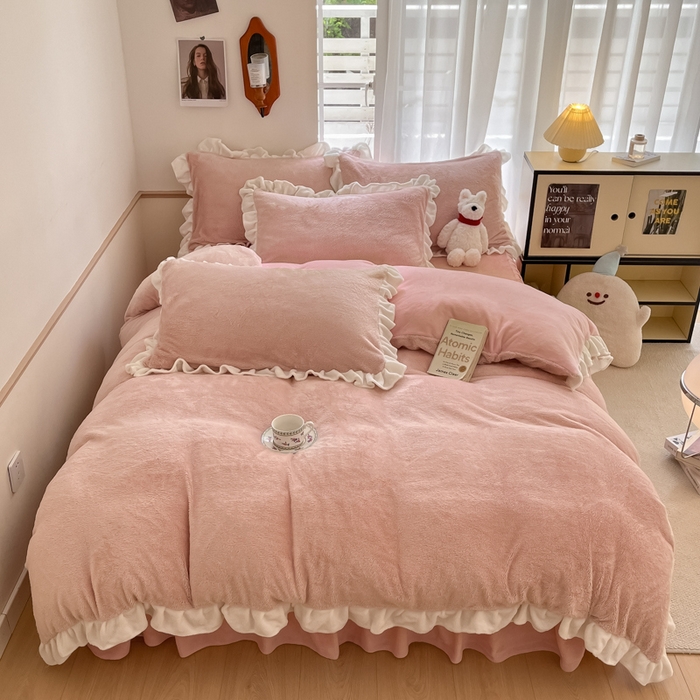 91家纺网 家纺一手货源 找家纺 星座家纺 2025新款牛奶绒花边床裙款四件套 床裙款-豆沙粉＋樱花粉