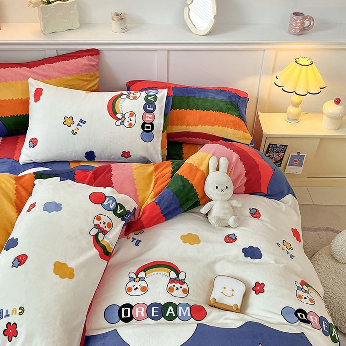 91家纺网 家纺一手货源 找家纺 桃子家居 2024新款小清新卡通加厚牛奶绒全工艺200克印花牛奶绒系列四件套 绒-彩虹兔