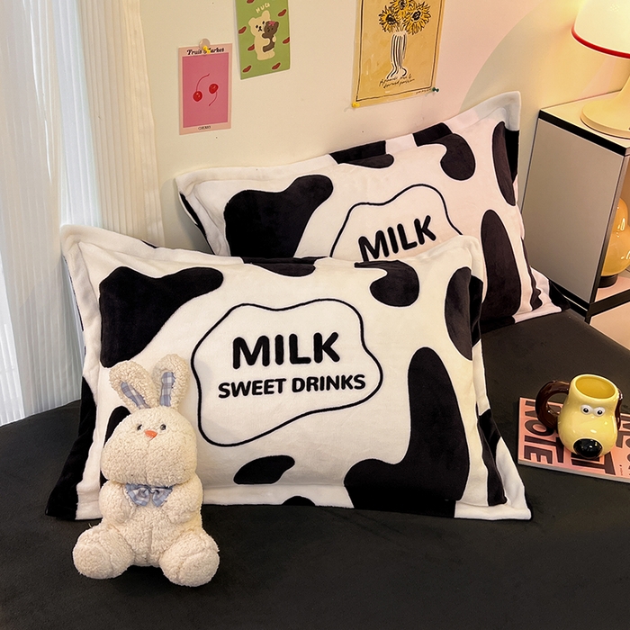 91家纺网 家纺一手货源 找家纺 2024新款A类高克重时尚风牛奶绒加厚保暖系列--枕套 大奶牛