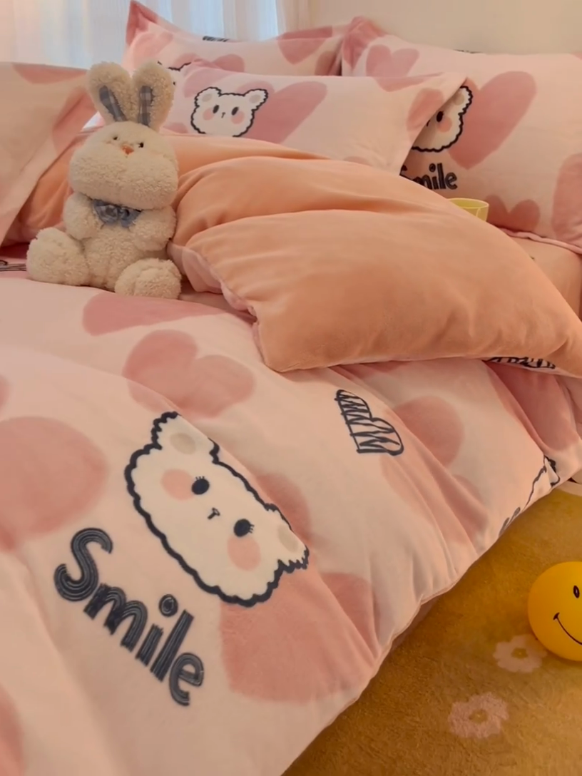 91家纺网 家纺一手货源 找家纺 2024新款A类高克重时尚风牛奶绒加厚保暖系列套件单品-四件套 波波熊粉