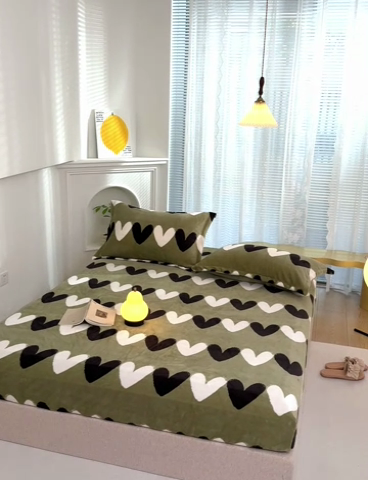 91家纺网 家纺一手货源 找家纺 2025新款200g加厚超柔牛奶绒印花保暖床笠 浪漫满屋