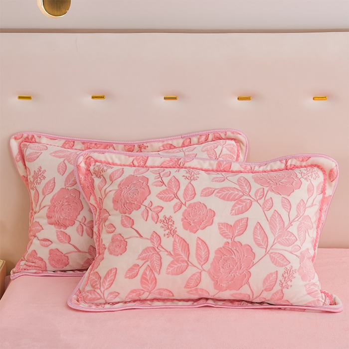 91家纺网 家纺一手货源 找家纺 赫本家纺  2025新品8-9斤爆品牛奶绒四件套床裙款金雕绒法莱绒四套件 爱意浓-粉