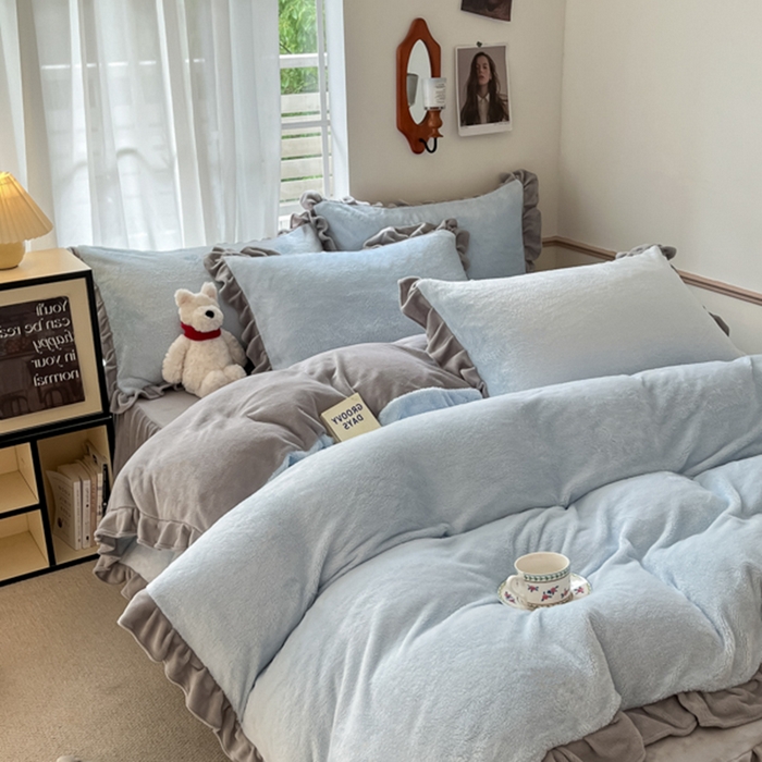 91家纺网 家纺一手货源 找家纺 星座家纺 2025新款牛奶绒花边床裙款四件套 床裙款-天空蓝＋雅士灰