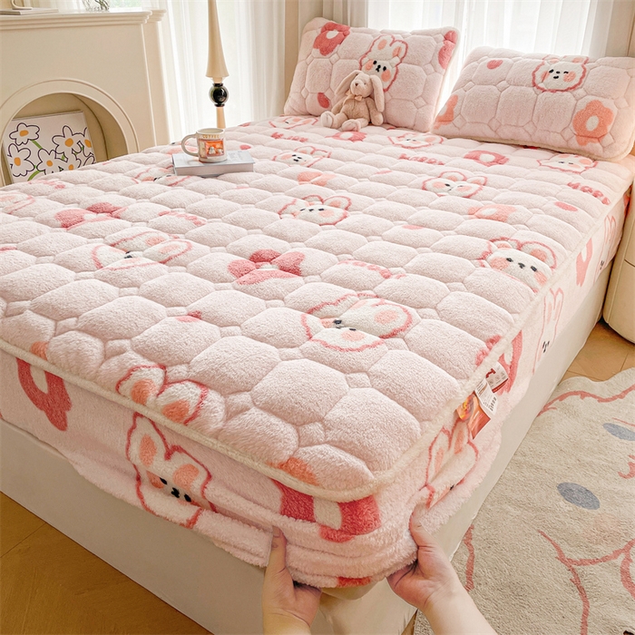 91家纺网 家纺一手货源 找家纺 雯豆家纺 2024冬款新品泰迪绒夹棉床笠三件套北极绒床垫保护套加厚保暖床笠 泰迪绒床笠-浪漫兔