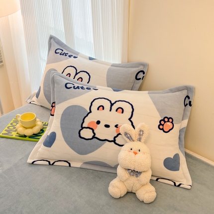91家纺网 家纺一手货源 找家纺 2024新款A类高克重时尚风牛奶绒加厚保暖系列--枕套 爱心兔