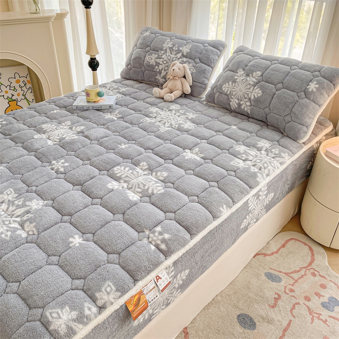 91家纺网 家纺一手货源 找家纺 雯豆家纺 2024冬款新品泰迪绒夹棉床笠三件套北极绒床垫保护套加厚保暖床笠 泰迪绒床笠-雪花飘飘-灰