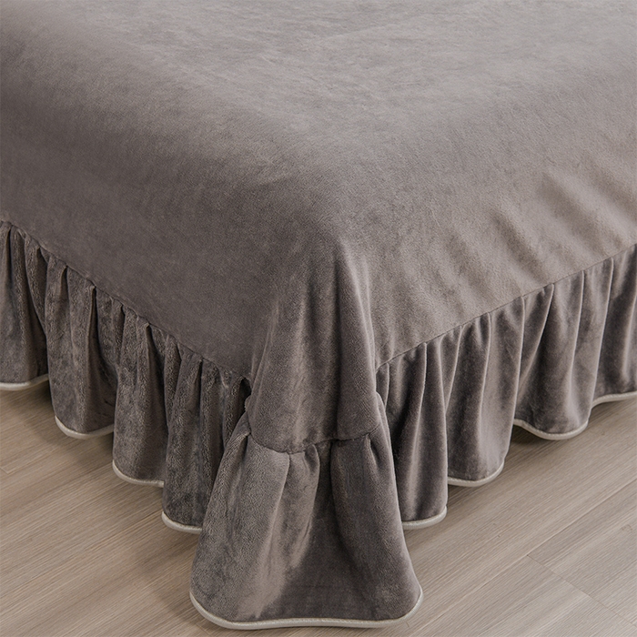 91家纺网 家纺一手货源 找家纺 赫本家纺  2025新品8-9斤爆品牛奶绒四件套床裙款金雕绒法莱绒四套件 爱意浓-灰