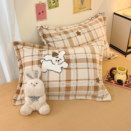 2024新款A类高克重时尚风牛奶绒加厚保暖系列--枕套 马戏小狗