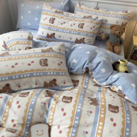 91家纺网 家纺一手货源 找家纺 桃子家居 2024新款小清新卡通加厚牛奶绒全工艺200克印花牛奶绒系列四件套 绒-可爱熊