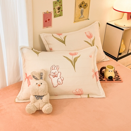 91家纺网 家纺一手货源 找家纺 2024新款A类高克重时尚风牛奶绒加厚保暖系列--枕套 花花小兔粉