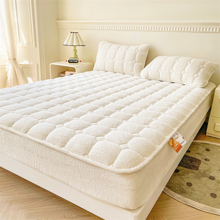 91家纺网 家纺一手货源 找家纺 雯豆家纺 2024冬款新品泰迪绒夹棉床笠三件套北极绒床垫保护套加厚保暖床笠 泰迪绒床笠-奶昔白