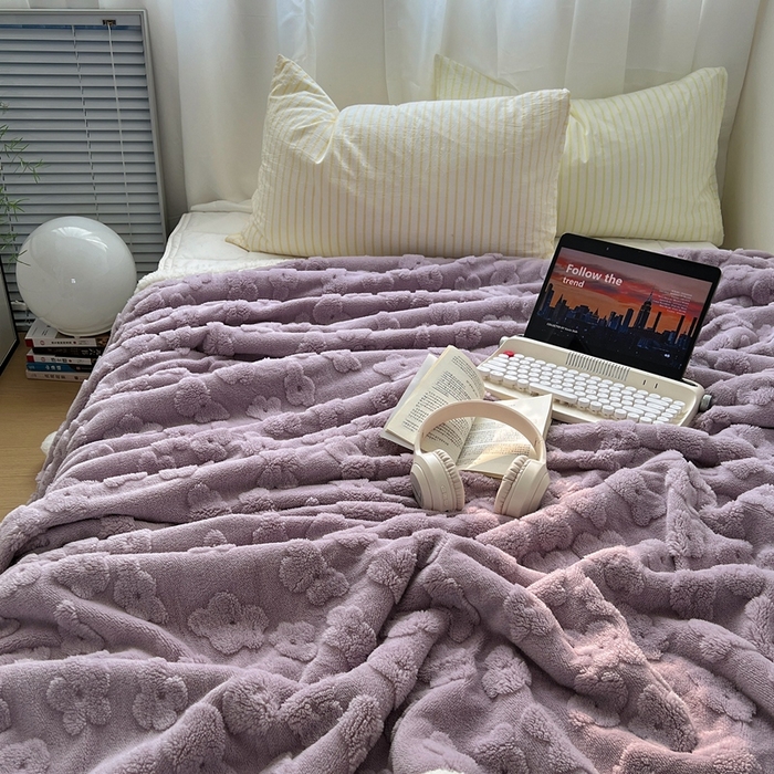 91家纺网 家纺一手货源 找家纺 六巷胡同 2024新款INS云朵花舒棉绒羊羔绒毛毯 云朵花-芋泥紫