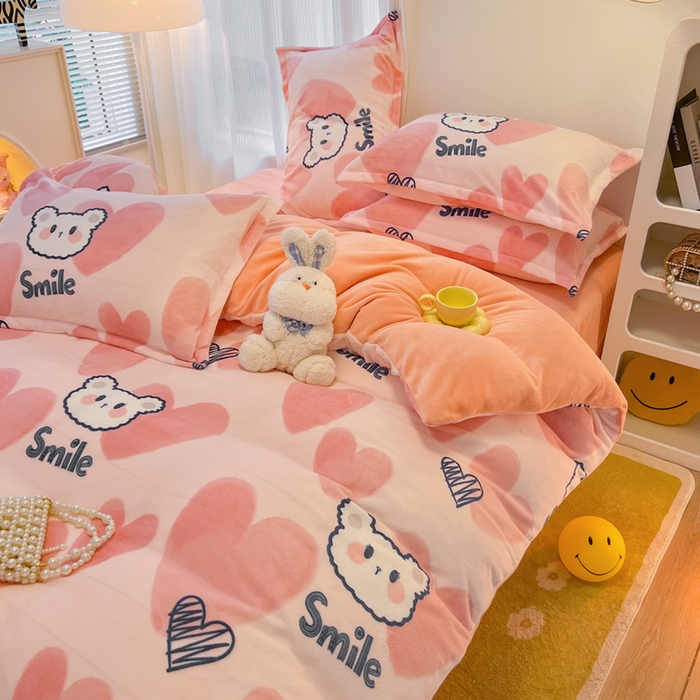 91家纺网 家纺一手货源 找家纺 2024新款A类高克重时尚风牛奶绒加厚保暖系列套件单品-被套 波波熊粉