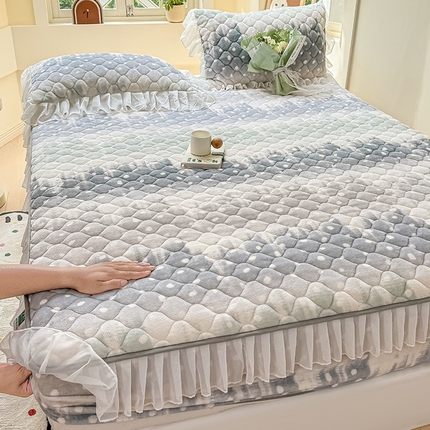 91家纺网 家纺一手货源 找家纺 （总）眠势力 2025新款牛奶绒花边床笠夹棉加绒床罩子冬季加厚雪纺床垫保护套小清新