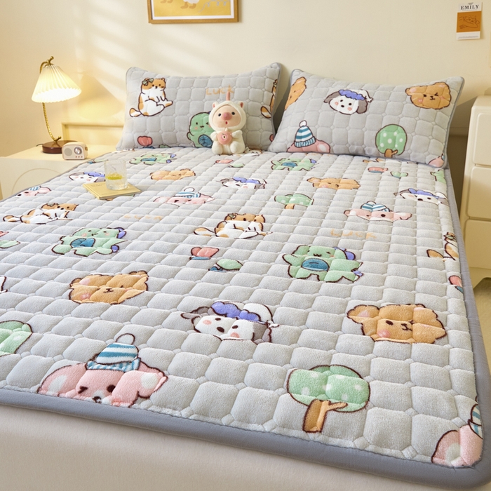 91家纺网 家纺一手货源 找家纺 卡伦家纺 2025新款A类牛奶绒夹棉加厚床垫单人双人床垫保护垫 摩尔庄园