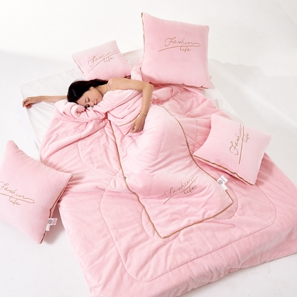 91家纺网 家纺一手货源 找家纺 照世家纺 2024新款牛奶绒轻奢抱枕被 浅粉