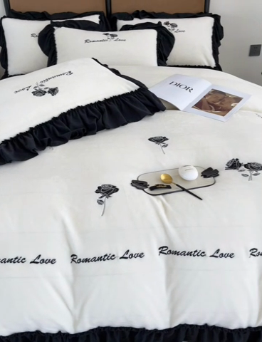 91家纺网 家纺一手货源 找家纺 凯美家居 2024新款法式牛奶绒刺绣四件套-欧雅 欧雅-奶白黑玫瑰