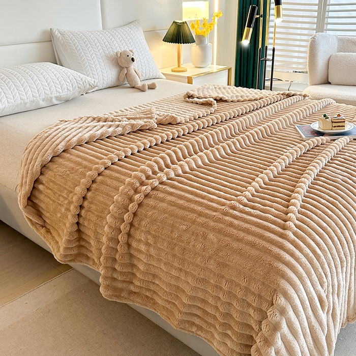 91家纺网 家纺一手货源 找家纺 芸锦豪 2024新款仿兔毛抽条毛毯-卷边款 咖色