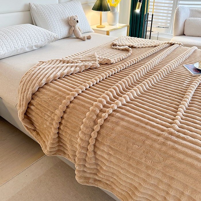 91家纺网 家纺一手货源 找家纺 芸锦豪 2024新款仿兔毛抽条毛毯-卷边款 咖色