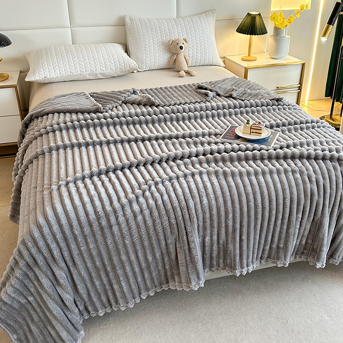 91家纺网 家纺一手货源 找家纺 芸锦豪 2024新款仿兔毛抽条毛毯-卷边款 灰色