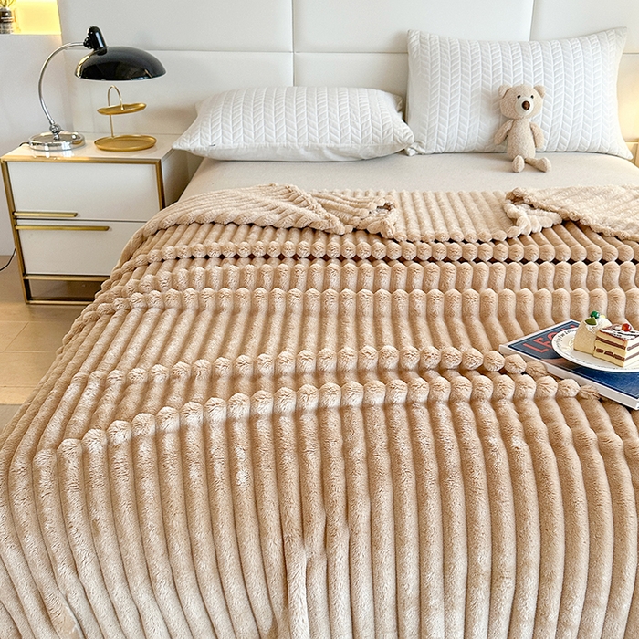 91家纺网 家纺一手货源 找家纺 芸锦豪 2024新款仿兔毛抽条毛毯-卷边款 咖色