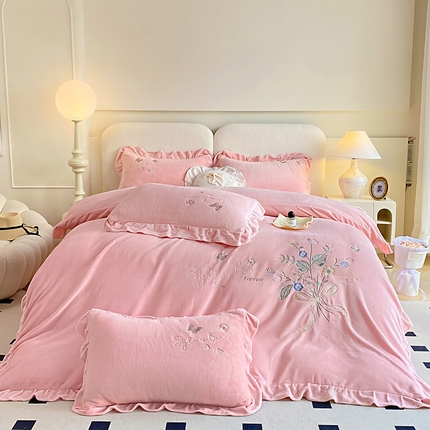 91家纺网 家纺一手货源 找家纺 （总）孟鑫家纺 2025高克重牛奶绒韩版花边绣花四件套浪漫之约系列