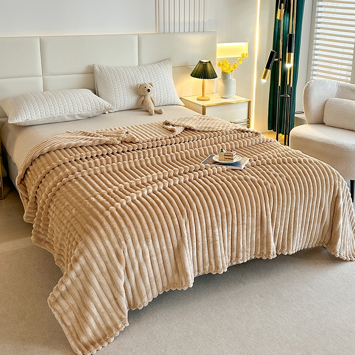 91家纺网 家纺一手货源 找家纺 芸锦豪 2024新款仿兔毛抽条毛毯-卷边款 咖色