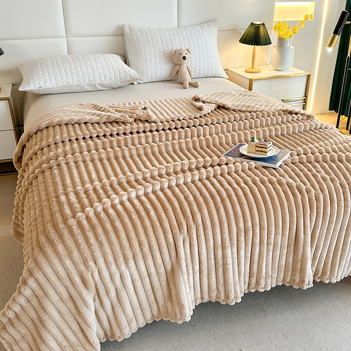 91家纺网 家纺一手货源 找家纺 芸锦豪 2024新款仿兔毛抽条毛毯-卷边款 咖色