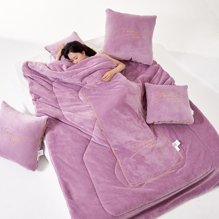 91家纺网 家纺一手货源 找家纺 照世家纺 2024新款牛奶绒轻奢抱枕被 香芋紫